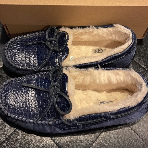 (SOLD) UGG Dakota moccasins - Picture 6 of 8